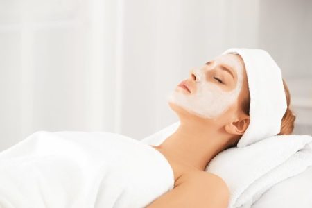 Junge Frau mit einer Gesichtsmaske im Kosmetikstudio Sendling
